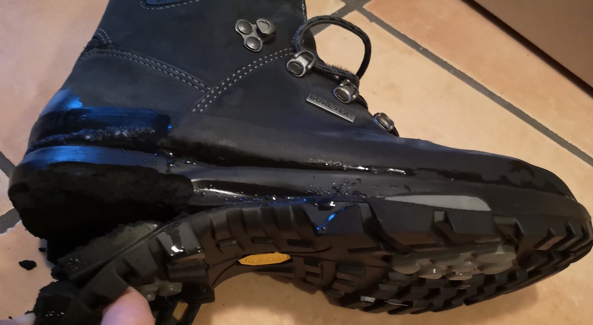 Meine alten (aber leider fast ungetragenen) Lowa Wanderstiefel sind gerade nach einer halben Stunde im Schnee praktisch auseinandergefallen 😳
