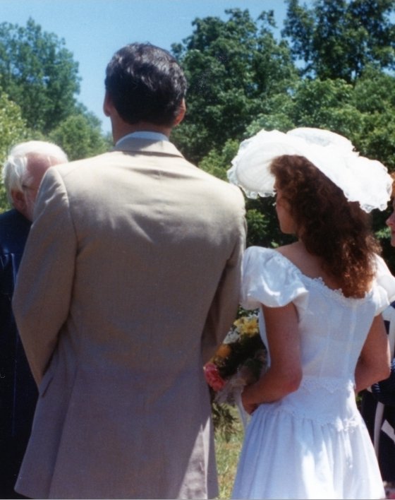 jimvarneybook's tweet image. 📸Jim Varney getting married at his White House, TN home on June 11, 1988.