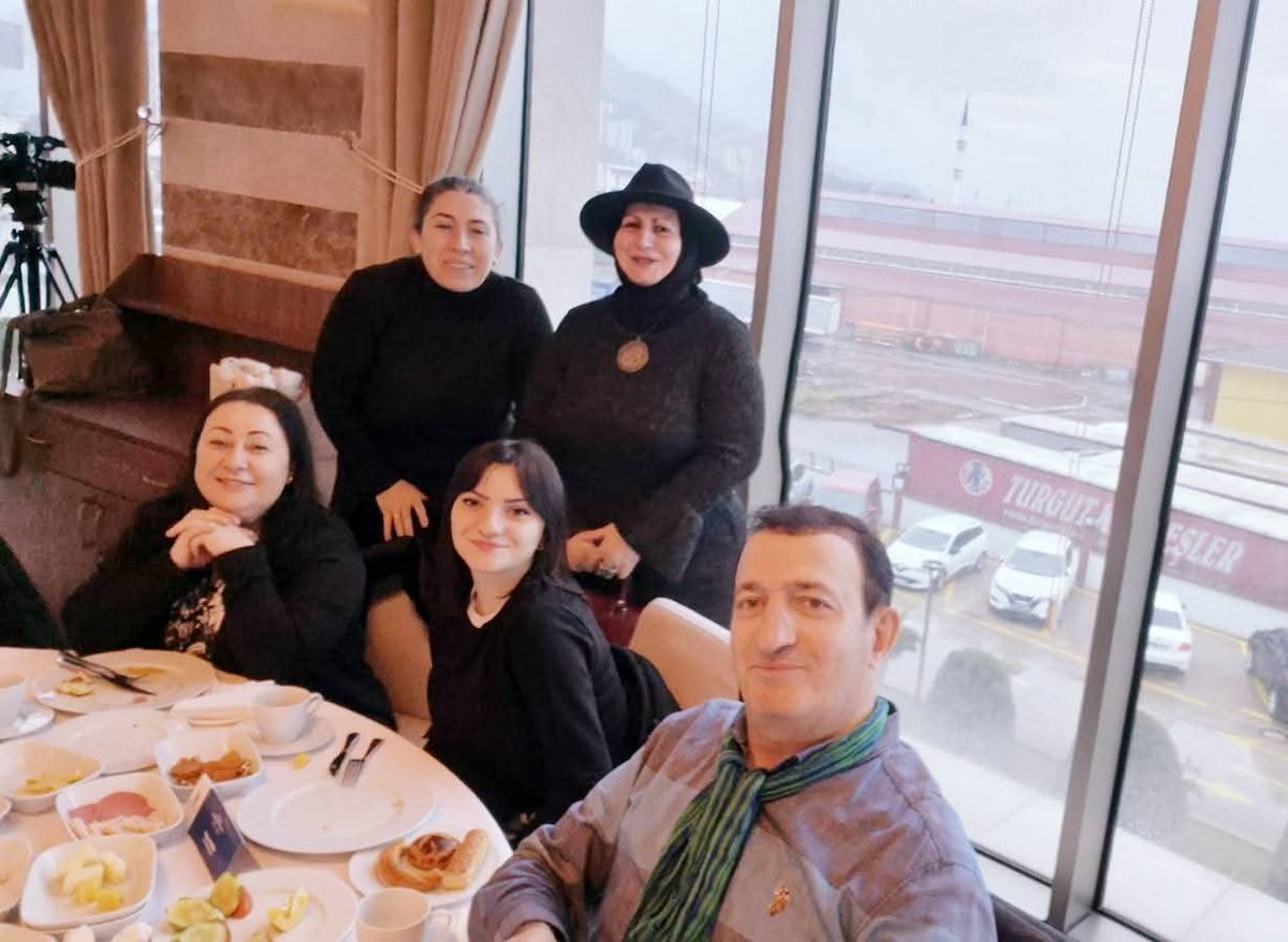 DilekOnay1's tweet photo. 10 Ocak #Çalışangazetecilergünü dolayısıyla #ÇayeliBakırMaden şirketi tarafından #Rize basınına onuruna kahvaltı verildi..Her yıl bu özel günümüzde bizleri unutmadıkları için
başta Çayeli Bakır maden şirketi Müdürü #MuratGüreşçi ve yönetimine teşekkür ederim
#DilekOnayCan #Rizs https://t.co/JzD3AqXuUd