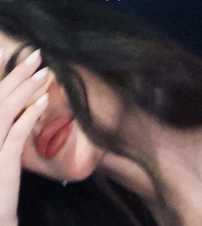 العنق عنق الريم والخد وضّـاح
يطوي قرونه فوق الأمتان طيــّا

العين سودا وسطها سيف ذبّاح
والوجه يضوي مثل نجم الثريـا  🤎🎻