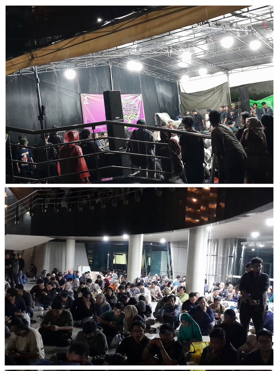 mundziromar's tweet photo. Hujan turun deras. Sebagian jamaah Kenduri Cinta merapat ke panggung, berpayung terpal. Sebagian lain berteduh di teras Teater Besar, Jumat, 9 Jan 2026 #KCJan https://t.co/dsiZpH9gNf