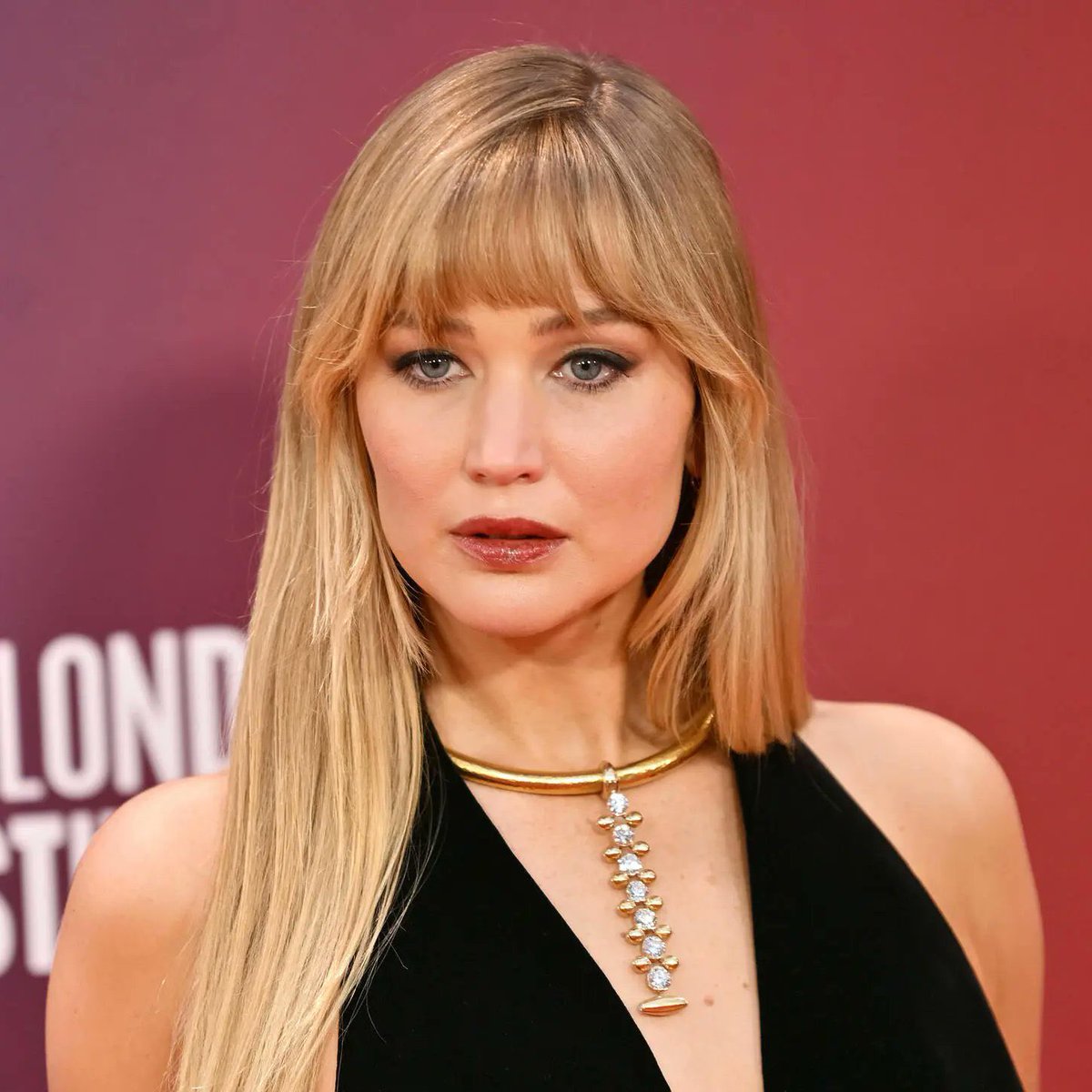 poponze's tweet image. Jennifer Lawrence está confirmada em “Jogos Vorazes: Amanhecer na Colheita”.