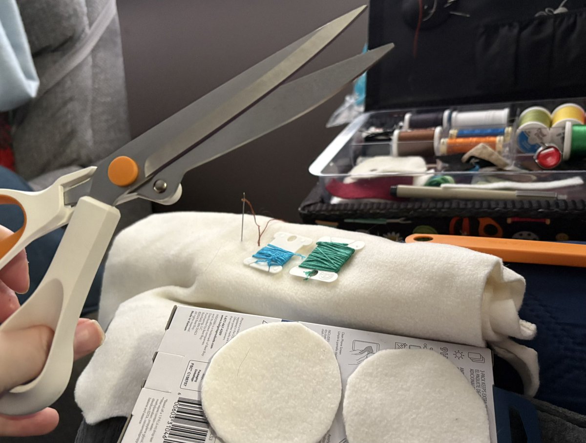 BeanResidents's tweet photo. These new scissors are making cleaner cuts for my #ResidentEvil beans! More quick adoptables are on the way! 

Including a brand new #AshleyGraham bean! She’s available now! I’ve got her and a #PiersNivans bean waiting for homes! 

Adopt or place an order using the pinned post! https://t.co/Q3pbPawQ6t