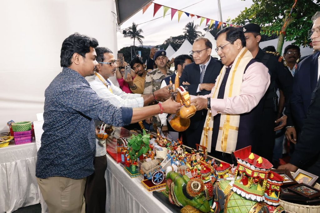 sarbanandsonwal's tweet photo. Honoured to have Hon'ble former Vice President of India, Shri @MVenkaiahNaidu ji inaugurate the 3rd #IndianLighthouseFestival in Visakhapatnam. His presence has added immense dignity to this celebration of our maritime glory.

The transformation of India's maritime sector in the past decade under Hon'ble PM Shri @narendramodi ji has been historic, guided by the mantra of Vikas Bhi, Virasat Bhi. Our 205 lighthouses, which stood as silent sentinels for centuries, are now vibrant centres of tourism and the local economy. Lighthouse tourism has surged by nearly 500%, from just 4 lakh annual visitors in 2014 to nearly 20 lakh today.

Andhra Pradesh is a key pillar of our Maritime Amrit Kaal Vision 2047. We are committed to the state's prosperity with transformative projects like the National Mega Shipbuilding Cluster and the International Cruise Terminal at Visakhapatnam Port.

My gratitude to Hon'ble CM of Andhra Pradesh Shri @ncbn ji for his support and the people of Visakhapatnam for their enthusiastic participation. @kanduladurgesh

#IndianLighthouseFestival2026