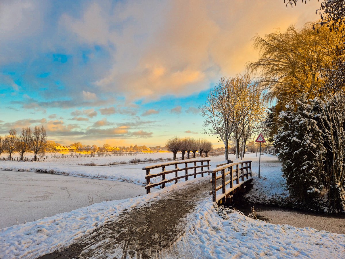 CornellTol's tweet photo. WINTER IN VOLENDAM ❄️ https://t.co/fvdrVCMAtM