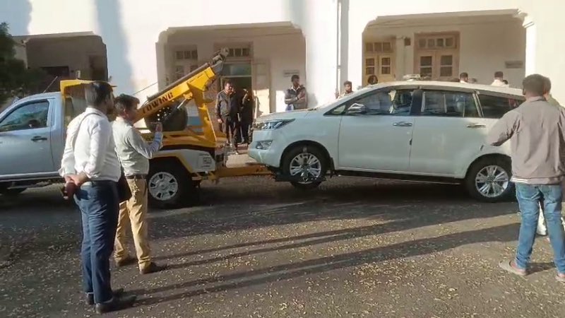 Hassan Deputy Commissioner's car seized for delay in compensation for farmer

Irrigation Department had acquired land belonging to farmer Marigowda of Bhaktaravalli village in Alur taluk 15 years ago for Yagachi canal. 

₹11,22,559 was the compensation for the acquired land &amp;