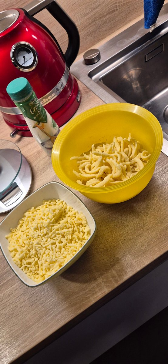 Joergemann's tweet image. Wenns schnell gehen muss, dann hilft der #Airfryer.
#Speck rösten, Spätzle rein, ORDENTLICH Käse drauf, Sahne dazu, abschmecken und auf den Teller. Beim nächsten Mal kommen Zwiebeln dazu.

Gleich geht's richtig los 👨‍🍳
#Küche #Kochen #Foodporn