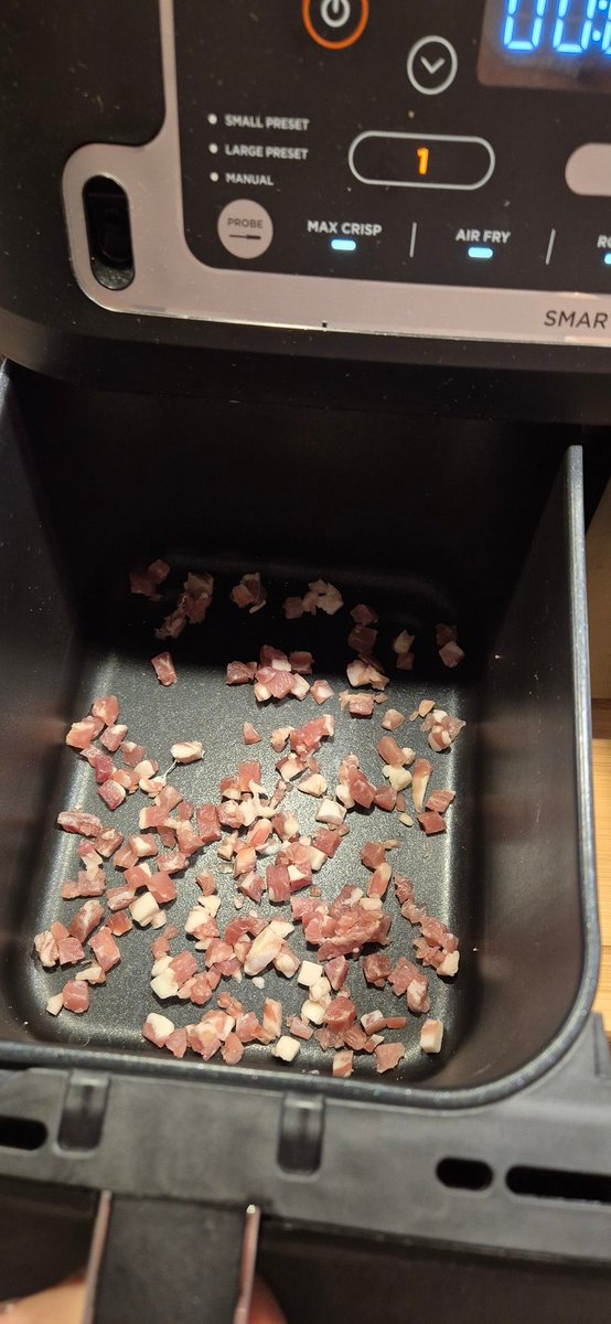 Joergemann's tweet image. Wenns schnell gehen muss, dann hilft der #Airfryer.
#Speck rösten, Spätzle rein, ORDENTLICH Käse drauf, Sahne dazu, abschmecken und auf den Teller. Beim nächsten Mal kommen Zwiebeln dazu.

Gleich geht's richtig los 👨‍🍳
#Küche #Kochen #Foodporn