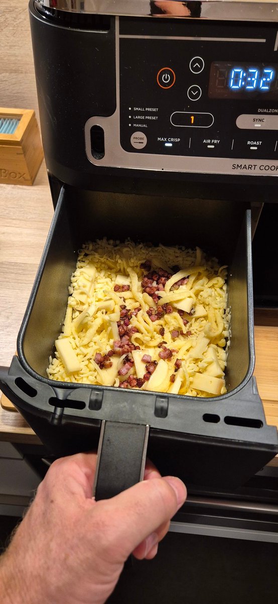 Joergemann's tweet image. Wenns schnell gehen muss, dann hilft der #Airfryer.
#Speck rösten, Spätzle rein, ORDENTLICH Käse drauf, Sahne dazu, abschmecken und auf den Teller. Beim nächsten Mal kommen Zwiebeln dazu.

Gleich geht's richtig los 👨‍🍳
#Küche #Kochen #Foodporn