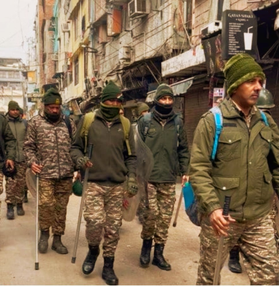 hariomkumar1423's tweet image. Faiz-e-Ilahi Mosque are silent
     फैज-ए-इलाही मस्जिद की मीनारें खामोश
Turkman Gate where 80% of the Muslim Population 
 
👮DCP Nidhin Valson 🚓🚨 
only 100-150 people disrupted the atmosphere

#FaizeIlahiMasjid
#TurkmanGateViolence 
#FaizElahiMasjid 
#delhiairpollution