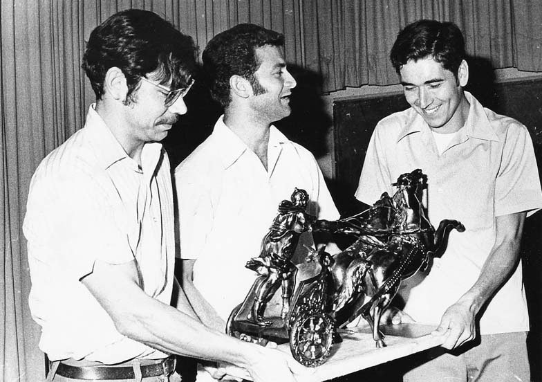 Raúl Martín, José Ibarra y Pánfilo Aguilar con “El Troyano” 🏆 
Un trofeo entregado en 1976, tras tres triunfos históricos del equipo de fútbol UDEM. 

¿Tienes fotos del recuerdo? 
📸 Compártelas y forma parte del acervo #ExaUDEM 

#TBT #ThrowbackThursday