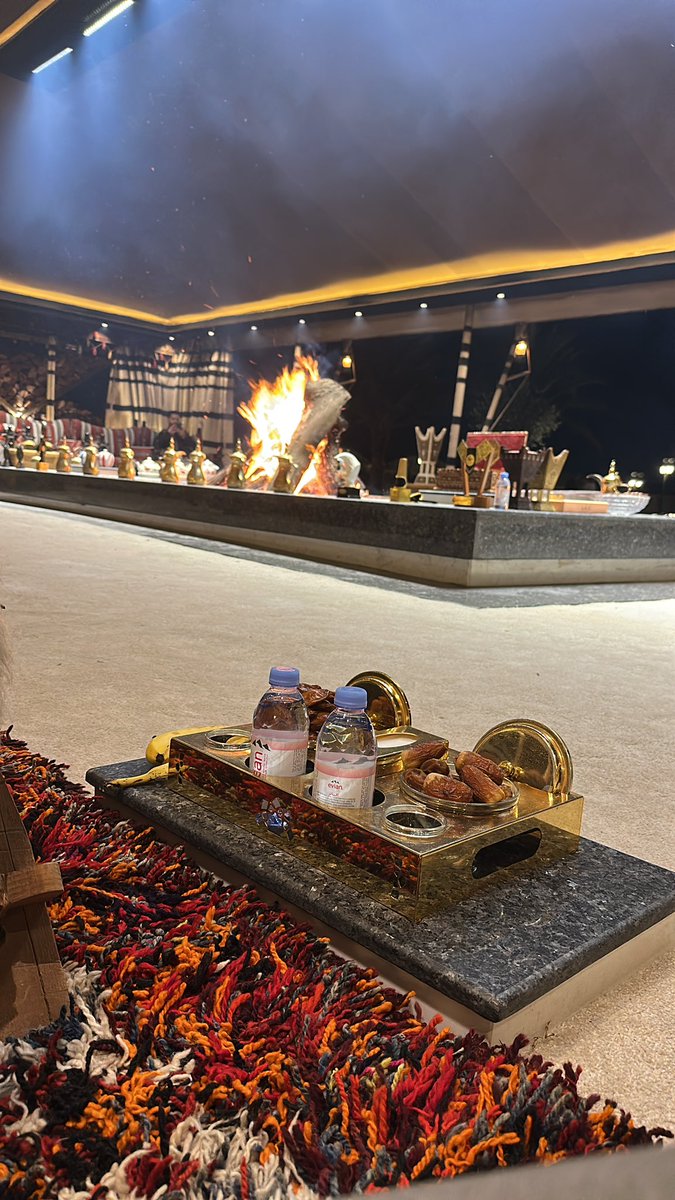 مجالس فيها الاثاث الغالي
ومحد يدخلها سوى الشغالة
ومجالس فيها حصير بالي
 لكن راعيها .. تفوح دلاله