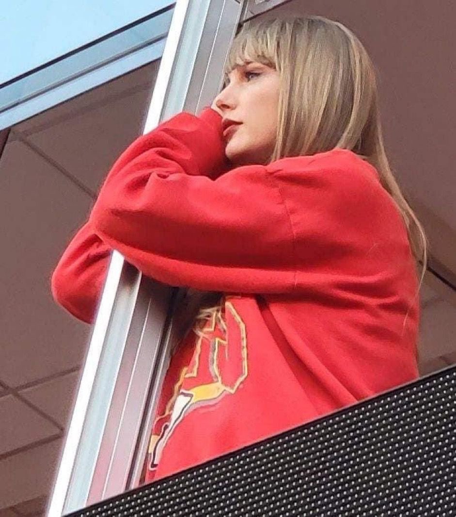 vampl0r's tweet image. the “when will my husband return from war” style pictures from game days kill me