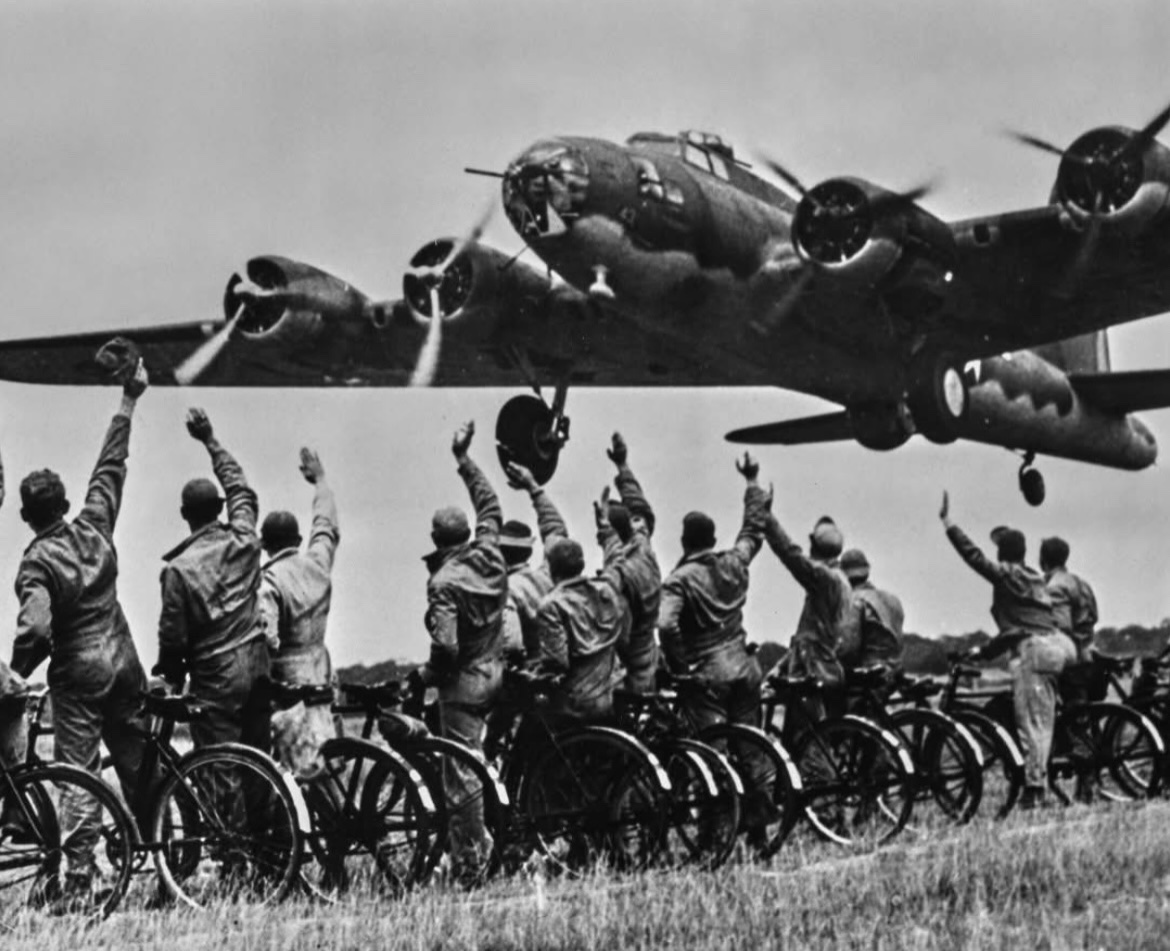 In 1943, a U.S. bomber flying over Germany was hit 11 times in the fuel tanks by explosive ordnance, but none of them exploded. ✈️

When the shells were cut open, they contained no explosives. One of them held a note in Czech that read, “This is all we can do for you now.” 🇺🇸🇨🇿