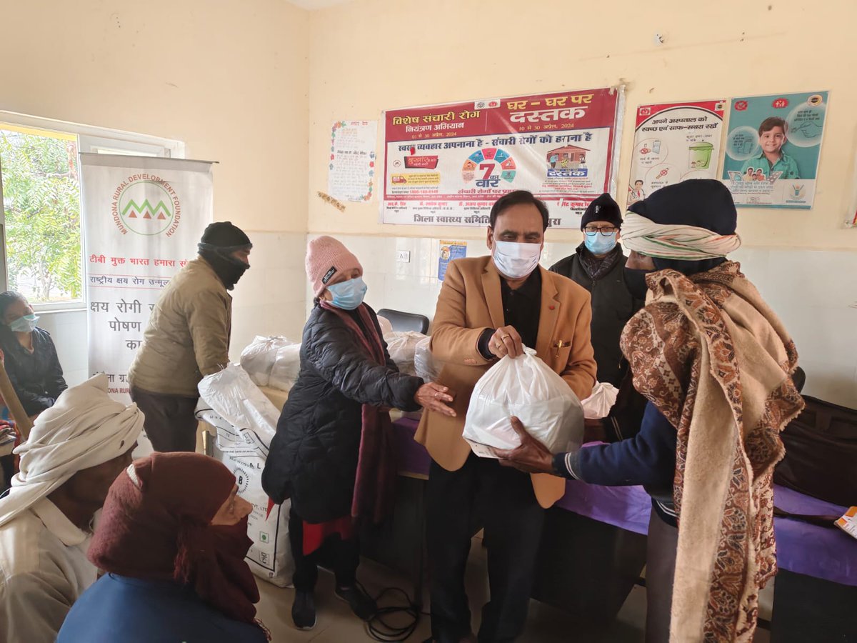 कार्यक्रम के दौरान जिला क्षय रोग अधिकारी, मथुरा डॉ. संजीव यादव द्वारा क्षय रोगियों के लिए नवीन आई-कार्ड युक्त कैलेंडर का विमोचन किया गया।
यह कैलेंडर रोगियों को दवा सेवन, वजन, जांच स्थिति व परिजनों की जानकारी एक ही स्थान पर दर्ज रखने में सहायक होगा—एक कैलेंडर, पूरी उपचार डायरी।