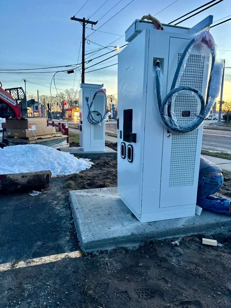 GreenRainEnergy's tweet image. GREH Update: EV charging installation is complete at 1600 West Ridge Road by Wallace. Now awaiting RG&amp;amp;E pole installation to power up the site.
#GREH #EVCharging #CleanEnergy #EVInfrastructure #InvestorUpdate