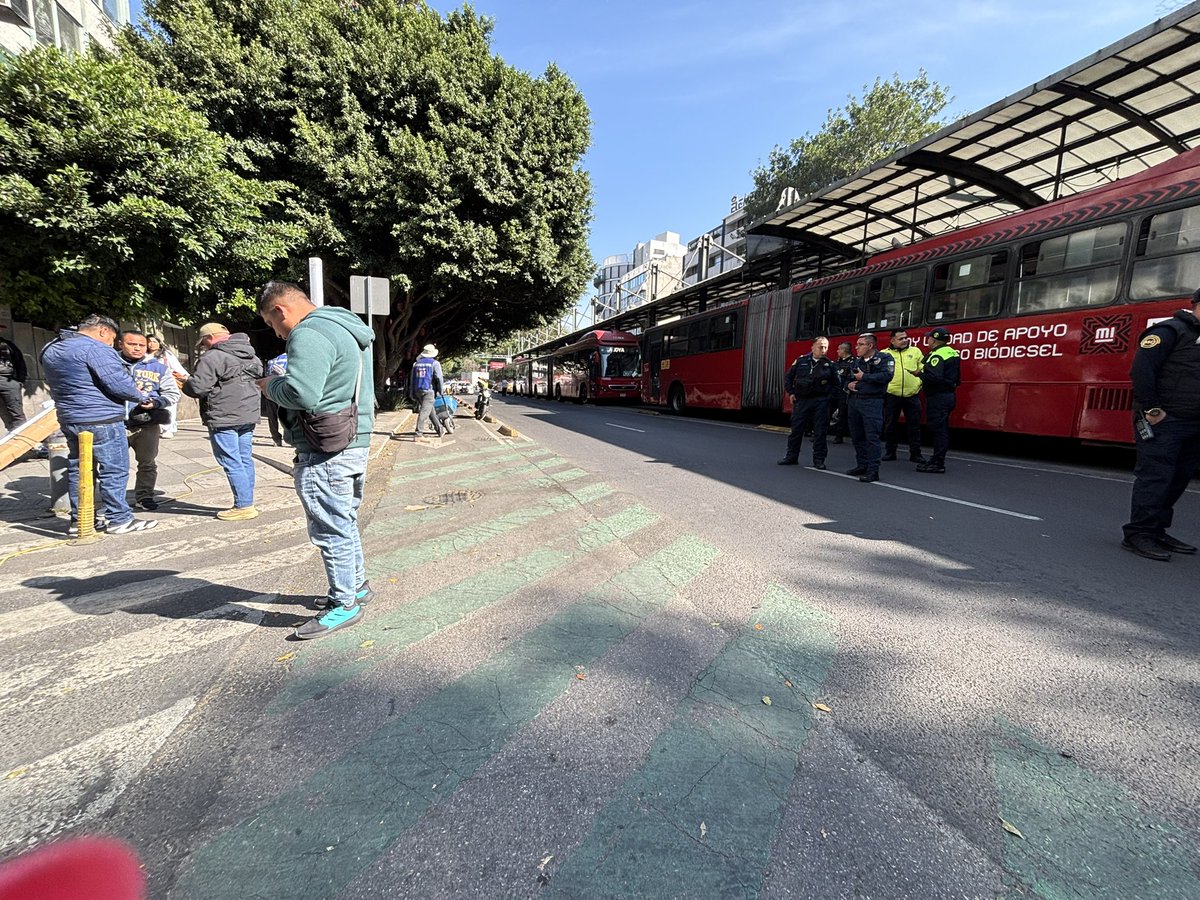 _Vanessa_29's tweet photo. Hemos pedido diálogo y hemos usado las redes sociales buscando que se hagan valer nuestros derechos pero nadie nos hace caso, hoy tuvimos que salir a cerrar Insurgentes, una disculpa a todos los afectados @PPmerino sal a dialogar @Claudiashein nadie por encima de la ley ¿o si? https://t.co/cdSO79u6nT