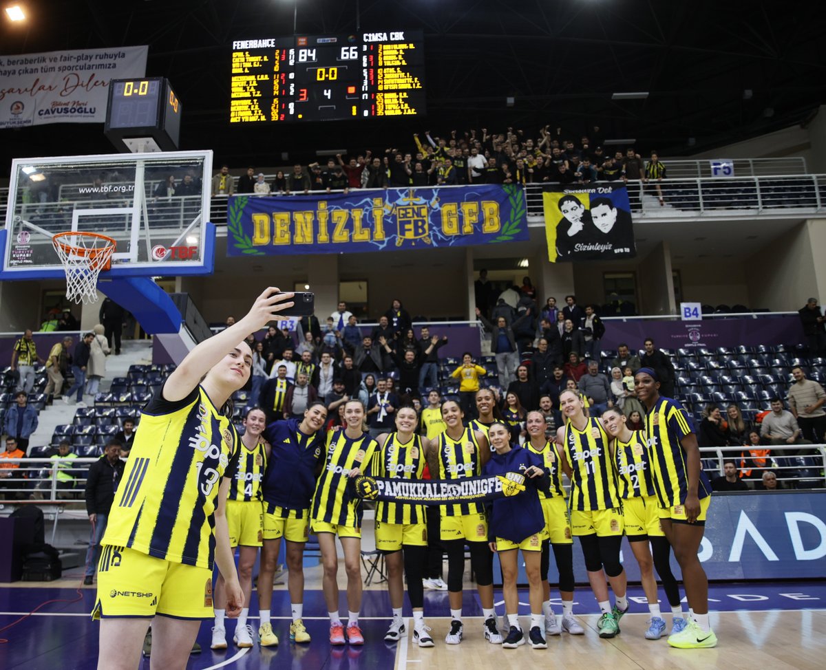 fbkadinbasket's tweet photo. Maçın ardından Kraliçelerimiz! 👑💛💙

#PotanınKraliçeleri https://t.co/DrDQP8fp8U