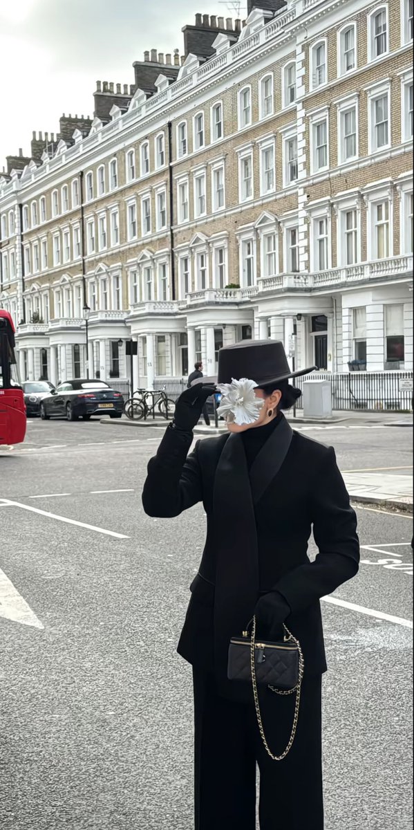 عقل حَاد وجاد 
و قلبّ مُدلل ودلُوع.