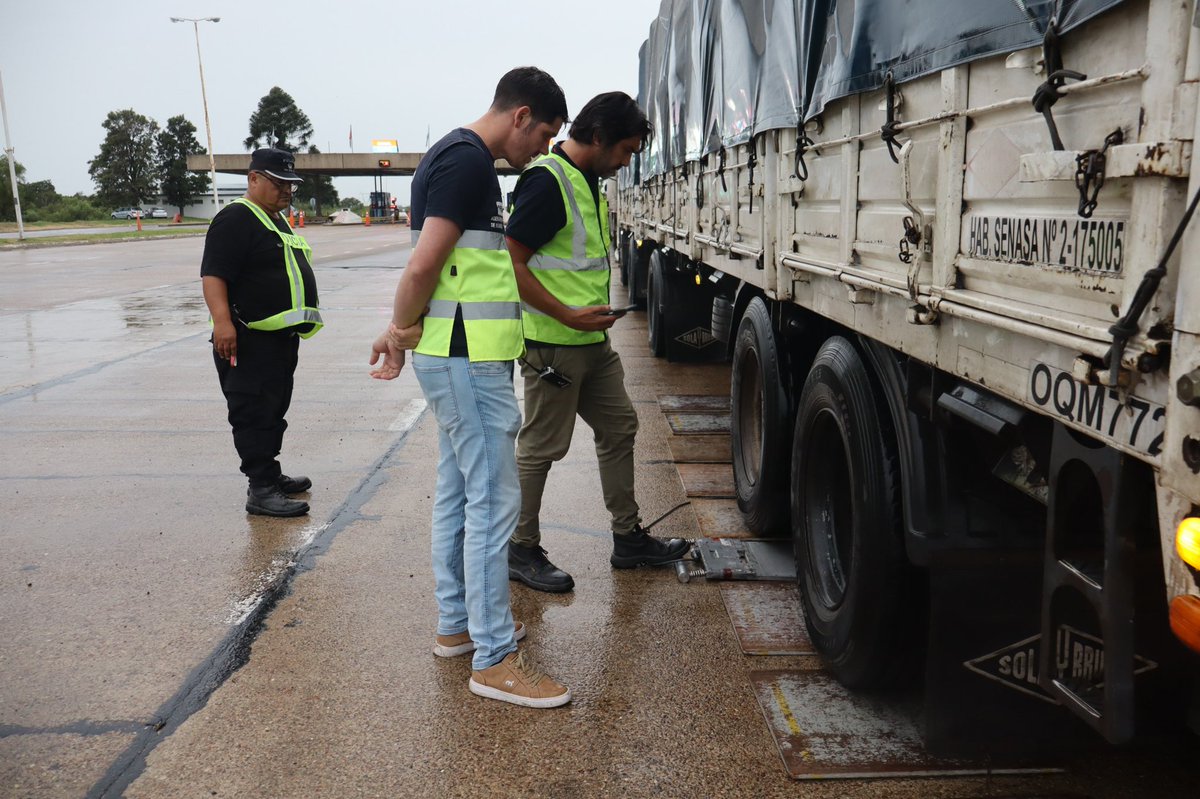 RedSegVial's tweet photo. #SantaFePesa 
#RN168 #TúnelSubfluvial 
Junto con la Dirección Provincial de Vialidad continuamos con los operativos de pesaje para controlar la carga de los camiones y que no incurran en excesos que deterioren la infraestructura vial.

🚚“En honor a la gran inversión que está haciendo el Gobierno de #SantaFe lo mínimo que podemos hacer es cuidar nuestras rutas. Seguiremos con estos controles aleatorios con 10 equipos operativos para proteger las rutas y a los conductores “, expresó @carlostorresok Secretario de APSV.