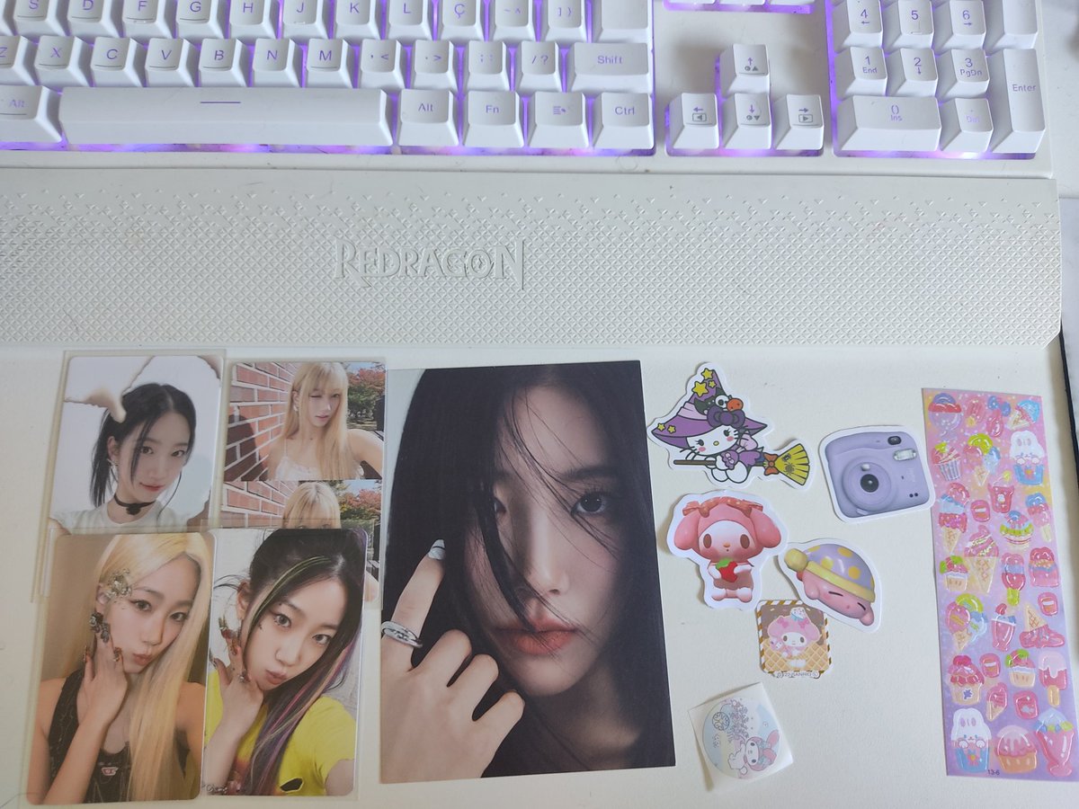 feedback mega positivo pra <a href="/ilykooves/">luily ᯓ★</a> 💌 
a nossa troca foi tranquila, não tive nenhum problema com a luily e ela sempre foi querida 💗 os cards chegaram em perfeito estado e muito obrigada pelo brinde oficial da zuha e por ajudar na minha coleção l.