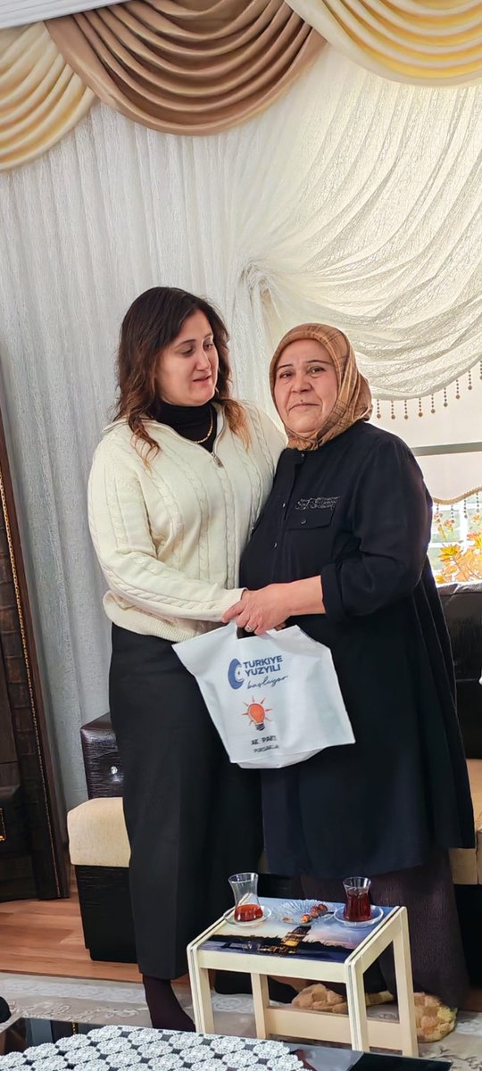 akpursaklarka06's tweet photo. Seçim İşleri başkanlığı tarafından düzenlenen Sandık Kurulu Üyelerimiz  ve müşahitlerimize, Kadın Kolları başkanımız Sn.Perihan Öztürk, İl Seçim İşleri Başkanımız @dilanngungorr, idari Mali işler başkanımız @simayyy.b ve  Yönetimimiz ile vefa ziyaretlerinde bulunduk. https://t.co/Slb9mtfmR6