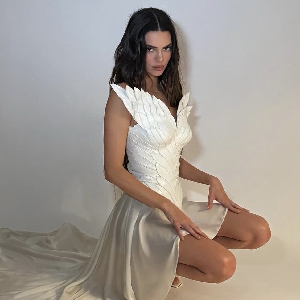 BuzzingPop's tweet image. Kendall Jenner shuts down plastic surgery rumors:

“I’ve never had any plastic surgery on my face. The only [injectable] I’ve done twice [is] baby Botox in my forehead. I didn’t love it and I don’t love it.”