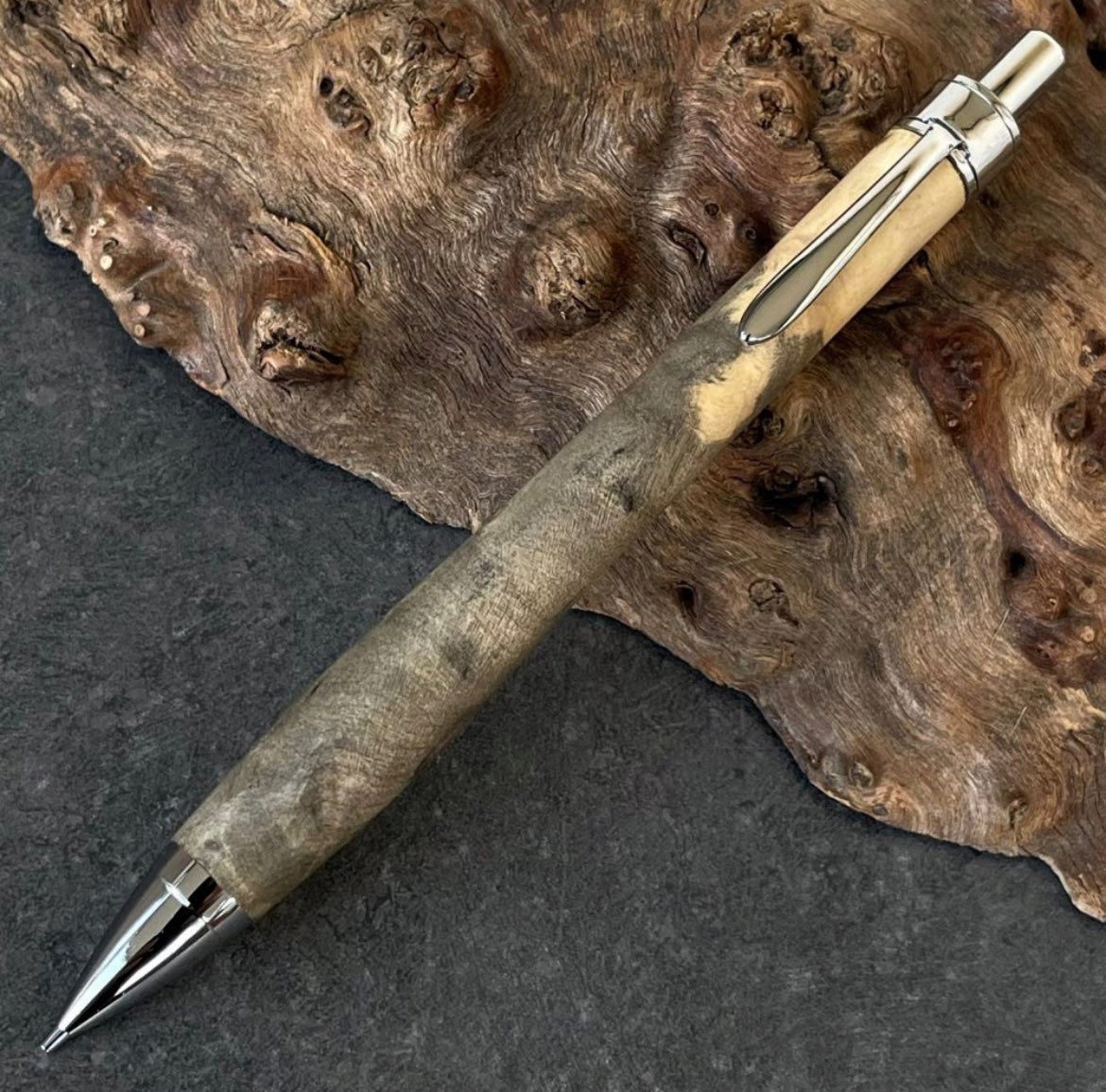 一点もの　商品紹介です
バックアイバール・Buckeye Burl / UMA15 木軸シャープペンシル (551901)ボールペンに変更可能

mukuya.stores.jp/items/6880d88b…

#MUKU屋 #木軸ペン #バックアイバール #木軸シャープペンシル #木軸ボールペン