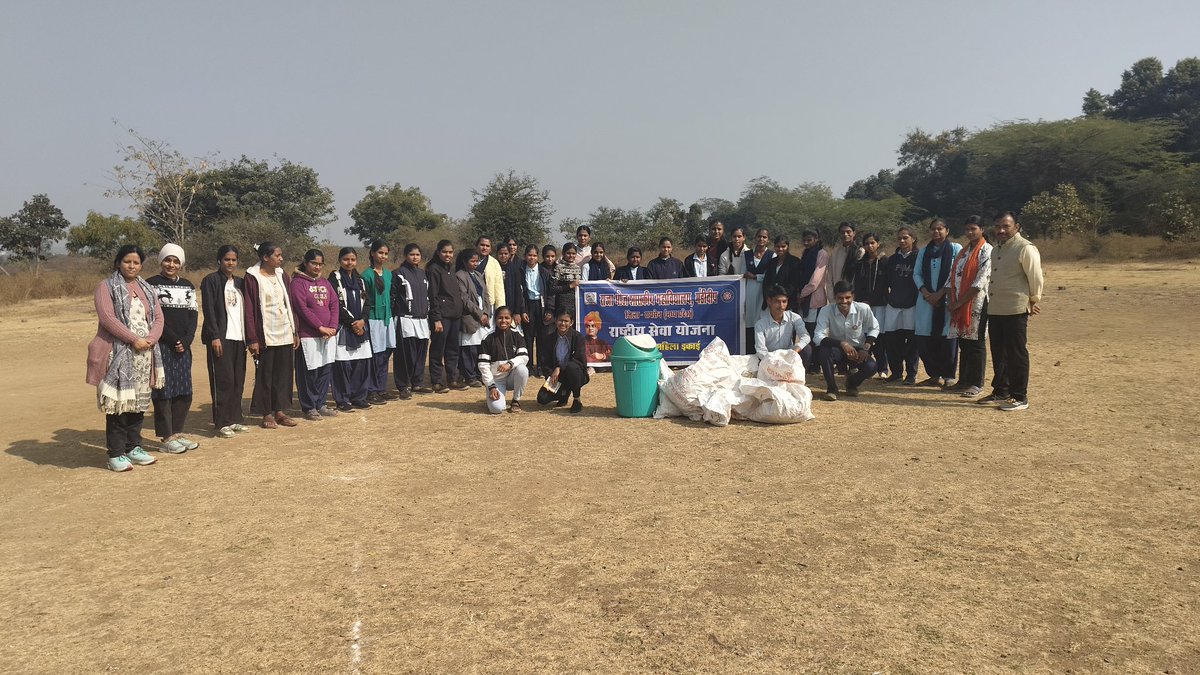 RBGC_NSS's tweet photo. @RBGC_NSS (रायसेन) की राष्ट्रीय सेवा योजना इकाई द्वारा स्वामी विवेकानंद जी की जयंती के उपलक्ष्य में आयोजित “सेवा सप्ताह” के अंतर्गत स्वच्छता जन-जागरूकता रैली, मानव श्रृंखला निर्माण एवं महाविद्यालय परिसर में श्रमदान का सफल आयोजन किया गया।
#SwachhBharat #MPNSS #BUNSS #rbgcnss https://t.co/IAoBn4S01A