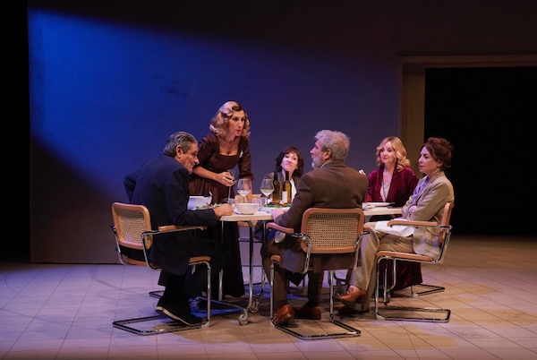 cornabou's tweet image. Crítica teatral: «Avui no ploraré», Nelson Valente. Intèrprets: Mamen Duch, Marta Pérez, Carme Pla, Jordi Rico, Albert Ribalta i Àgata Roca. Escenografia: Alejandro Andújar. Direcció: Nelsol Valente. Teatre Goya. Pòdcast: tuit.cat/B8g9b o text: tuit.cat/Adeny