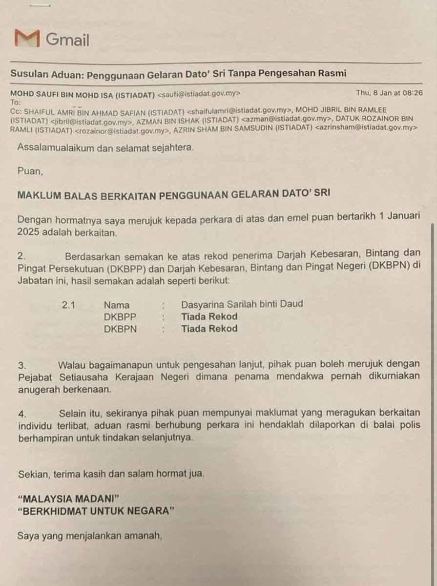 KlutzyKucing's tweet photo. So, pompuan "rakan main golf" orang besar tentera tu Dato palsu rupanya? 

Gambar amik pingat pun dia edit. Mana ada orang terima pingat berdiri senget macam tuh? Sampai dah jadi level art berat.  Kahkahkahkah... dah sah² otak dia pun senget sbb nak palsukan title Dato. 

Ni kalau mintak geng Edit Apa Hari Ini dalam FB lagi cantik kejadiannya. 😂😂😂