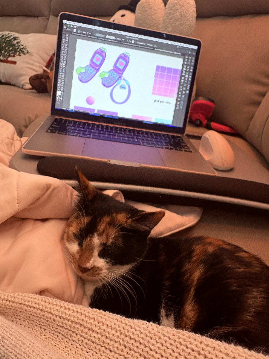 rainylune's tweet image. got stray patio kitty a little bell, just so we stop stepping on her. not a collar or anything, just a bell for her safety!!