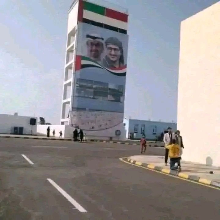 اقسم بالله انا وجود صوره محمد بن زايد مرفوعه في اراضي تعز تعتبر اهانه بحق كل ابناء واحرار تعز
ولابد من قلع هذي الصوره واحراقها

#العفافيش_لا_دين_لهم #المقاومه_الشعبيه_تمثلنا
#تعز_ترفض_تدوير_النفايات #المخا_حقنا