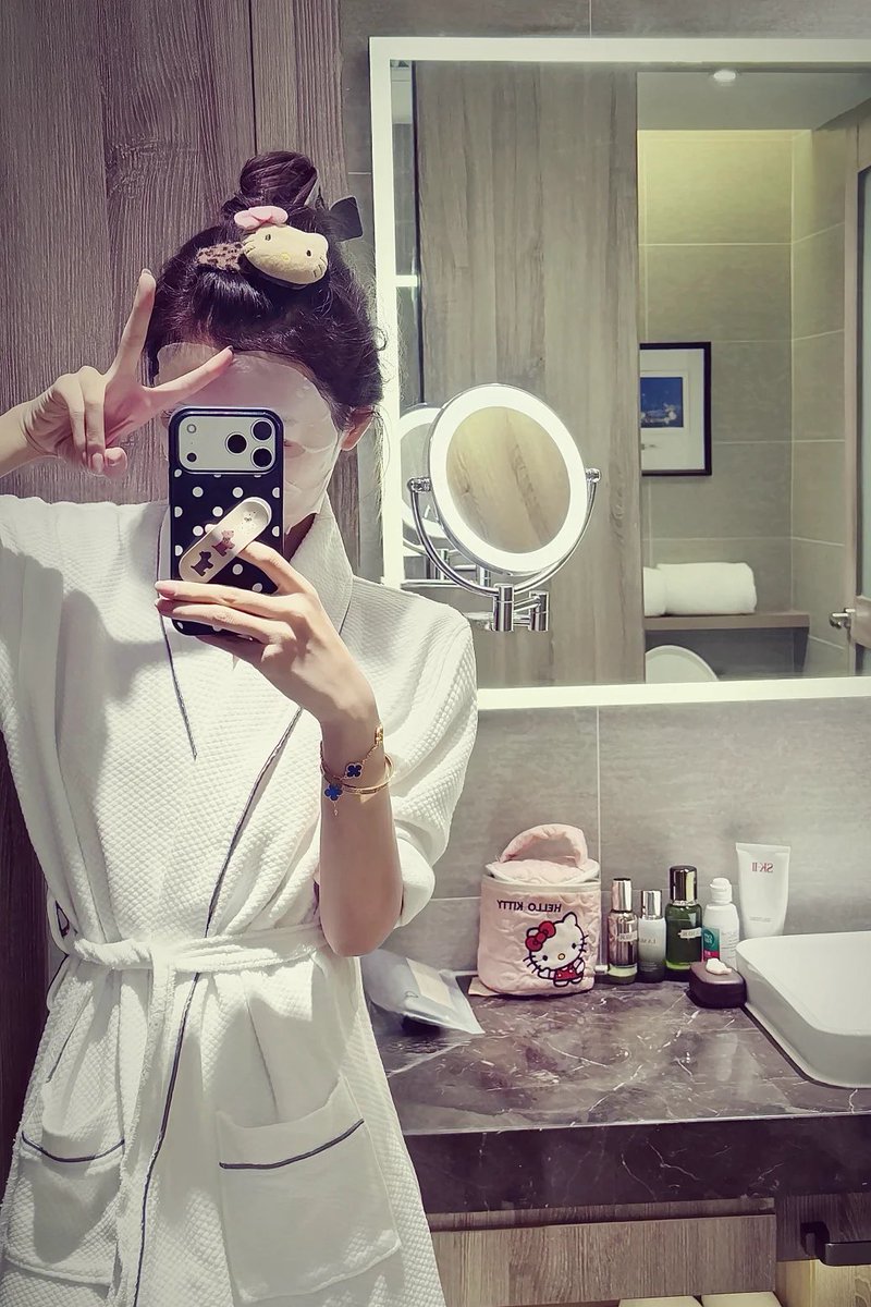 RubyS1now's tweet image. 洗面台で写真を撮る🧺🛁🚿
#鏡の前で自撮り #鏡に向かって撮影 #現代の若者の生活あるある