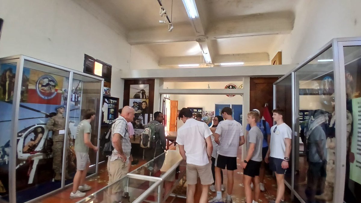 museomilitaresa's tweet image. 📚🌎 Recibimos la visita del McCallie School de Chattanooga, Tennessee 🇺🇸, con 12 estudiantes y 2 maestros, quienes realizaron un recorrido cultural por nuestras salas y conocieron la historia militar de El Salvador.
¡Gracias por visitarnos! 🇸🇻✨
#MuseoMilitar #VisitasEstudiantil