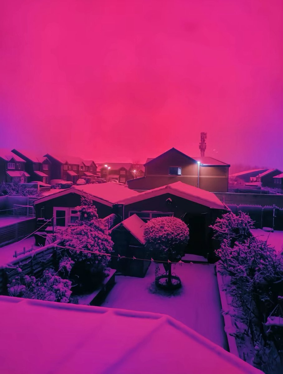 DramaAlert's tweet image. Birmingham is witnessing a rare phenomenon - pink haze all across the skies.