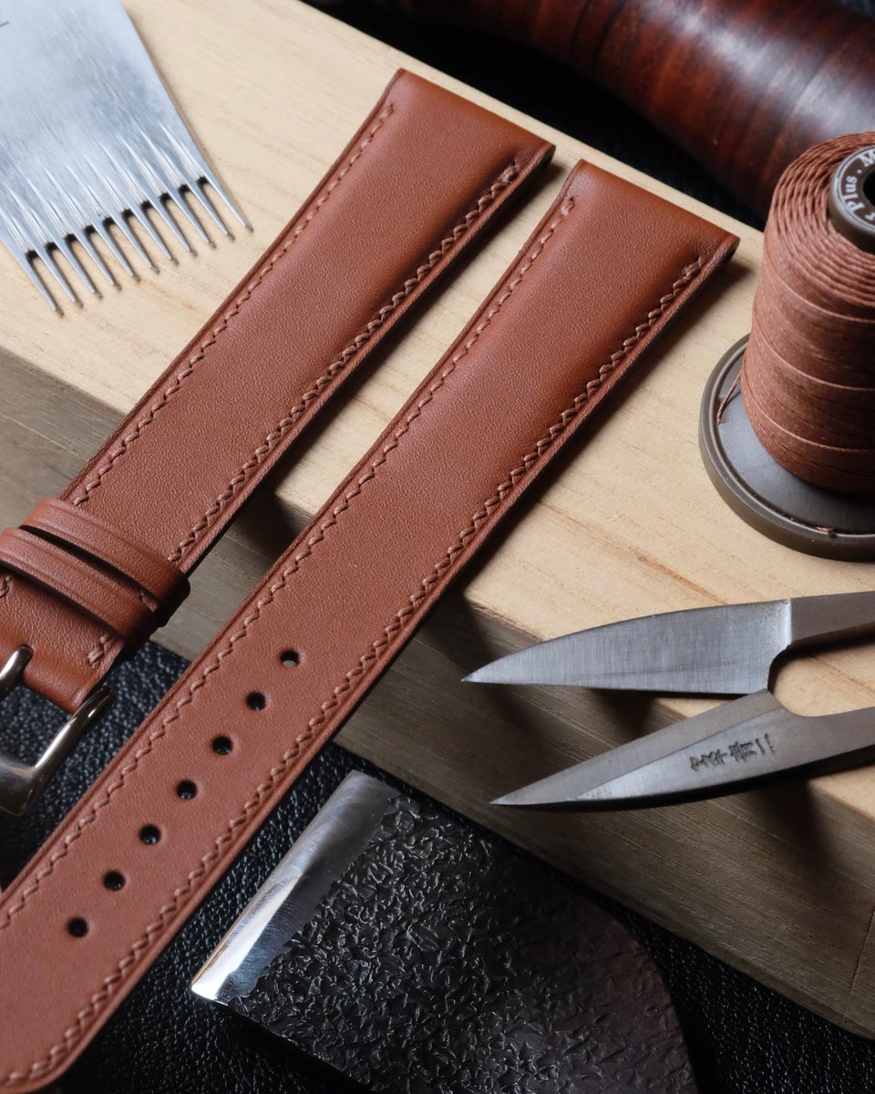 AtelierDecoster's tweet image. Bracelet (bombé 4 à 2 mm) en Baranil fauve, fil ton sur ton (S), peinture ton sur ton et boucle silver #atelierdecoster #decoster #artisan #handmade #handstiched #handmadeinbelgium #madeinbelgium #handmadewatchstrap #bespokewatchstrap #customwatchstrap #handmadeleatherwatchstrap