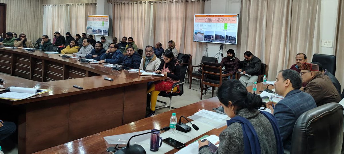 जिले में 50 लाख रुपए से अधिक लागत वाली निर्माणाधीन परियोजनाओं की प्रगति के संबंध में अधिकारियों और कार्यदाई संस्थाओं के साथ बैठक की गई।
इस दौरान निर्माण कार्यों को समयबद्ध और गुणवत्तापूर्ण तरीके से पूर्ण कराते हुए जनोपयोगी बनाने के संबंध में अधिकारियों को जरूरी निर्देश दिए गए।