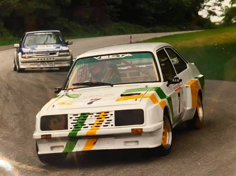 Thundersaloons's tweet photo. From the Archive: Ford Friday❗️

🏁   Andy Coombs 
🛞   Ford Escort RS2000
📍   Cadwell Park 
📅   1993 Season 

#FordFriday | #CadwellPark | #VectaFords | #FastFords | #ClassicFords

(📸 Garry Hutchings) https://t.co/Mc47jdkVzC