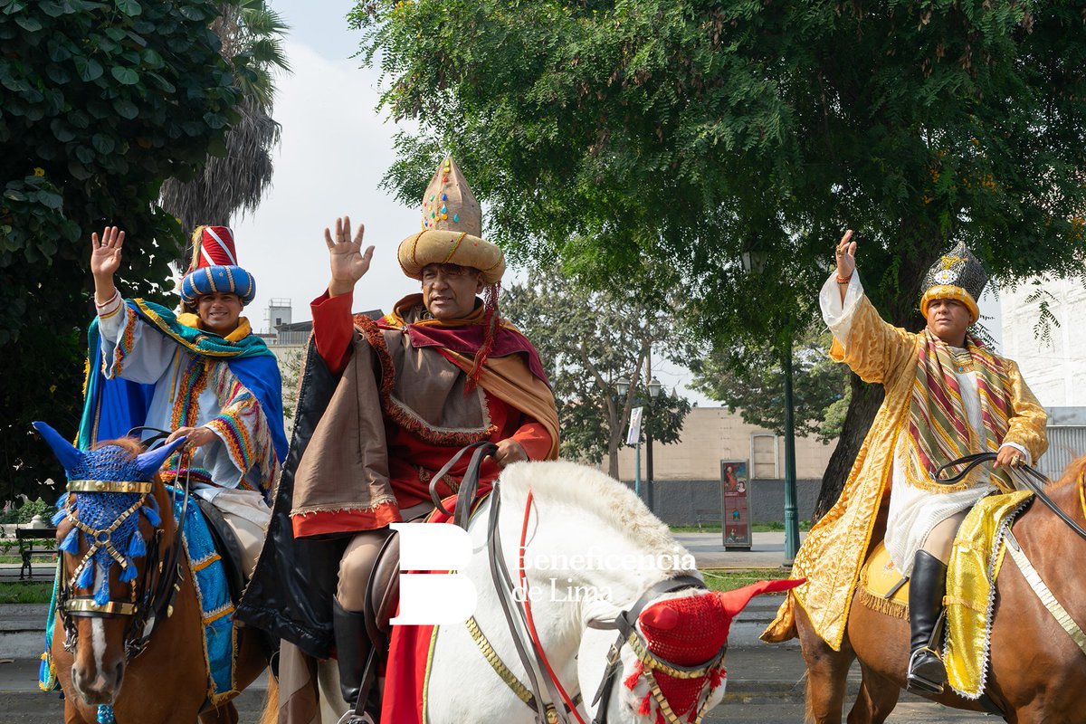 BeneLimaPeru's tweet photo. ✨👑 Hogar Canevaro celebró la Bajada de Reyes
El 6 de enero, los adultos mayores compartieron una jornada llena de esperanza junto a los Reyes Magos de la Policía Montada🐎@PoliciaPeru 
Momentos de fe, integración y alegría que reafirman nuestro compromiso con su bienestar 🙏💫 https://t.co/BZbtTP8Nhp