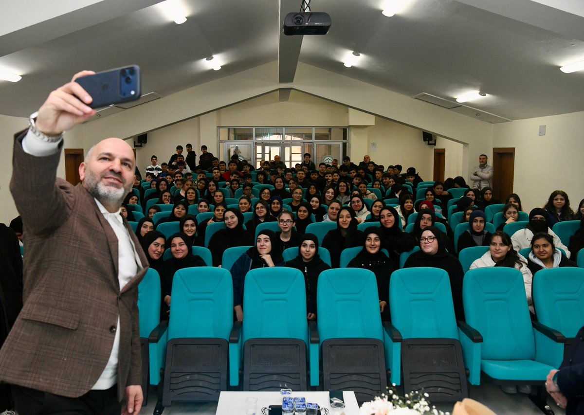 corumhkara2914's tweet photo. Bugünkü misafirimiz RTÜK üyesi Sayın Hasan Davulcu idi.Aynı zamanda Çorum İmam Hatip Lisesi mezunu olan Hasan Davulcu Dijital yerli olan gençlerlerimizle Medyada Dezenformasyon ve Gençlik konulu sunumu ve hoş sohbeti ile gençlerimiz keyifli ve faydalı bir zaman geçirdiler. https://t.co/IudCdxp3o5