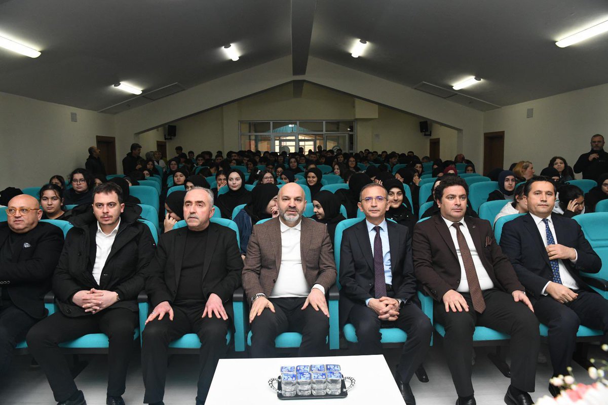 corumhkara2914's tweet photo. Bugünkü misafirimiz RTÜK üyesi Sayın Hasan Davulcu idi.Aynı zamanda Çorum İmam Hatip Lisesi mezunu olan Hasan Davulcu Dijital yerli olan gençlerlerimizle Medyada Dezenformasyon ve Gençlik konulu sunumu ve hoş sohbeti ile gençlerimiz keyifli ve faydalı bir zaman geçirdiler. https://t.co/IudCdxp3o5
