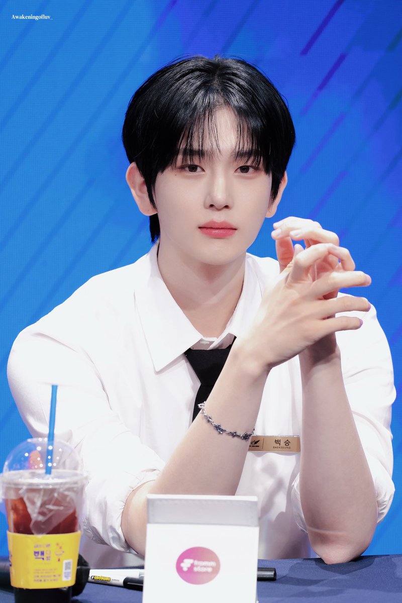 っ⩊＜ tweet media