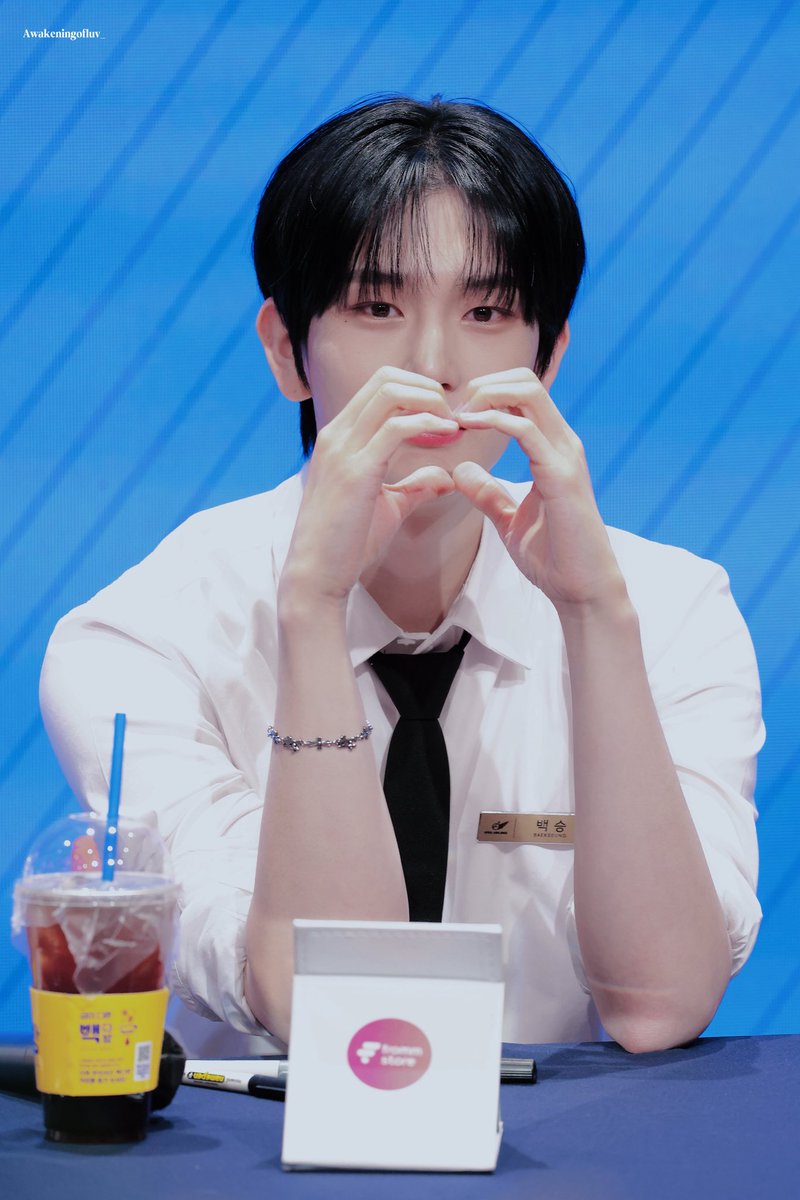 っ⩊＜ tweet media