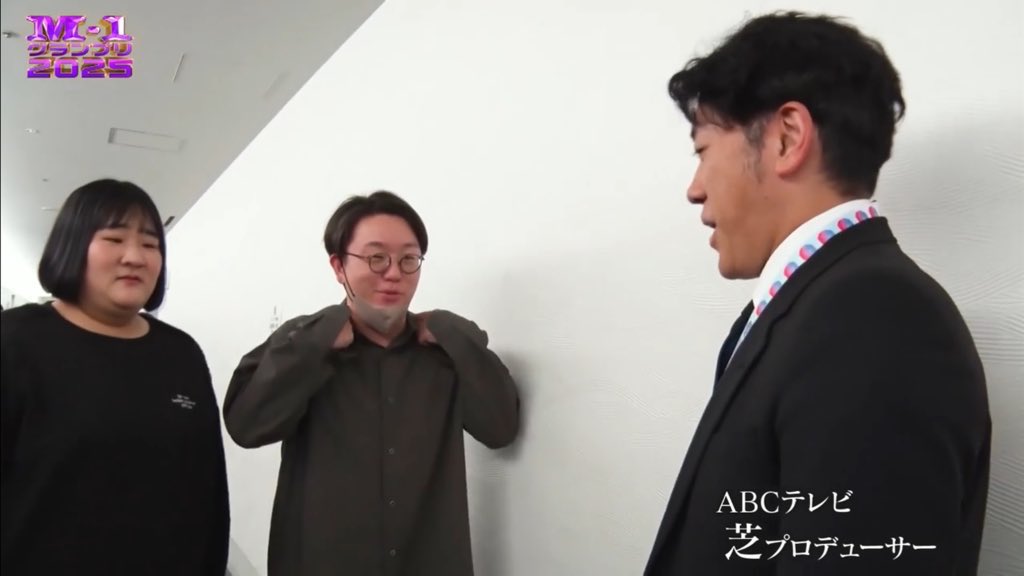 _myideals_'s tweet photo. チケットホルダーもらうためにプロデューサーさんまで交渉しに行った愛さんと檜原さん、無事もらえてハイタッチなのかわいいし愛さん「喜んでくれるかなあ」って心配してたけどガクさんこれなのでとても素敵世界である
#アナザーアナザーストーリー https://t.co/RvtvouN3To