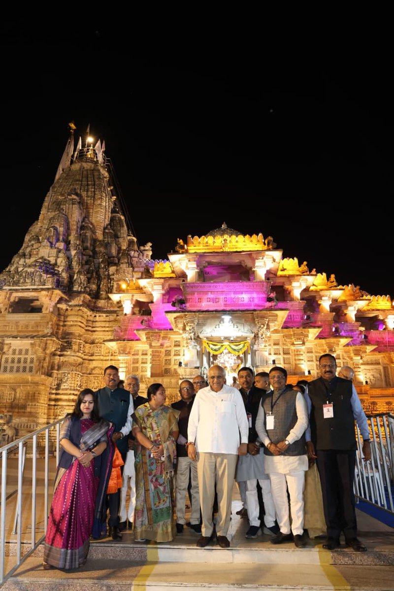 સુપ્રસિદ્ધ યાત્રાધામ શામળાજી ખાતે ભગવાન શામળિયાના શરણોમાં શીશ ઝુકાવી ધન્યતા અનુભવી. 

ભગવાન શામળિયાના આશીર્વાદ ગુજરાતના પ્રત્યેક નાગરિક પર સદાય રહે અને આપણું રાજ્ય સુખ, શાંતિ તથા સમૃદ્ધિના પંથે અવિરત આગળ વધતું રહે તેવી પ્રભુના ચરણોમાં પ્રાર્થના કરી.