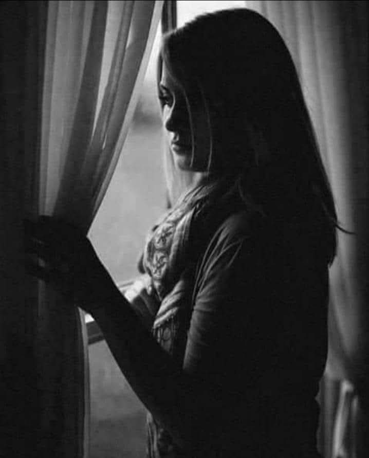 أحيانا تكون المسافات التى تفصلنا عن أحدهم  .. خط ..!
وأحيانا تكون  .. حظ ....💔☕️🍂🌹