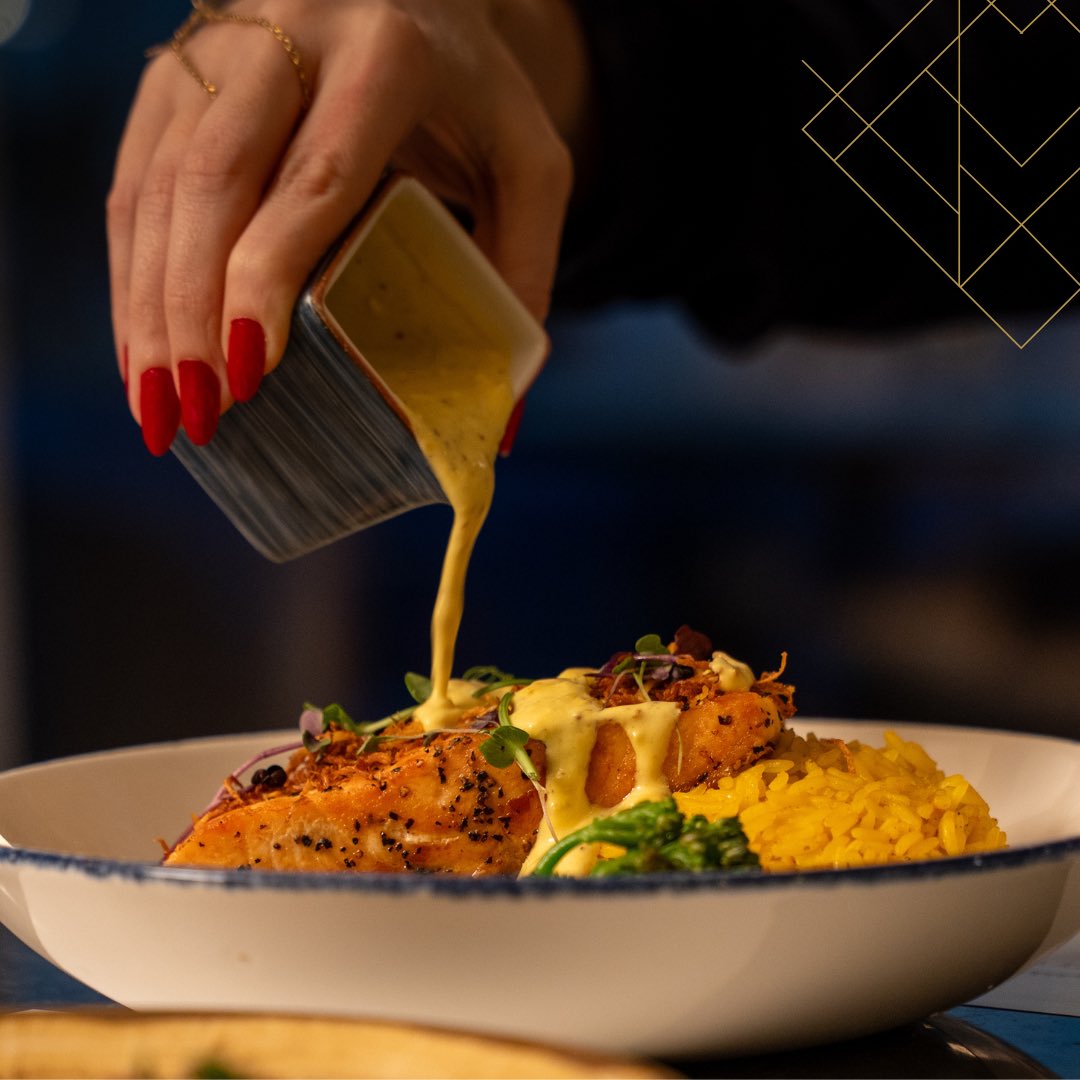 جرب السالمون بطريقتنا
 سالمون مشوي بتحميرة ذهبية من برا وطراوة من داخل مع صوص الزعفران الغني يقدم مع الأرز والخضار المشوية

مرّوا علينا اليوم… وجرّبوه