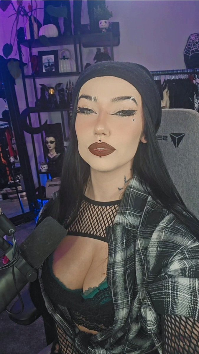 EleshaAliceT's tweet image. Repping the old college outfit while LIVE doing a singing stream and playimg REPO with ghouls! 
🖤 twitch.tv/eleshaalicetho… 🖤