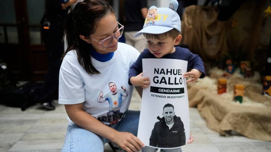 02:00pm hora Argentina. Aún, Víctor y yo estamos esperando información sobre la situación de Nahuel Agustín Gallo. 

Nahuel ha estado aislado e incomunicado desde hace 397 días, su familia no ha podido corroborar su estado, nunca nos han dejado ni verlo, ni escucharlo. 

Exijo su